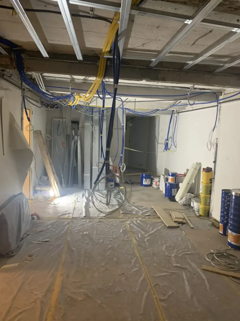 Einzelansicht Gym und Dusche eines unserer neuesten Architekturprojekte in Basel für eine Anwaltskanzlei, umgesetzt von Bloom Studio.