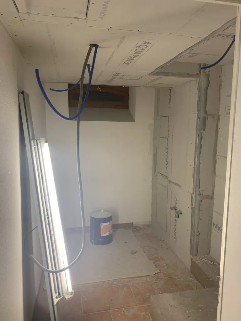 Einzelansicht Gym und Dusche eines unserer neuesten Architekturprojekte in Basel für eine Anwaltskanzlei, umgesetzt von Bloom Studio.