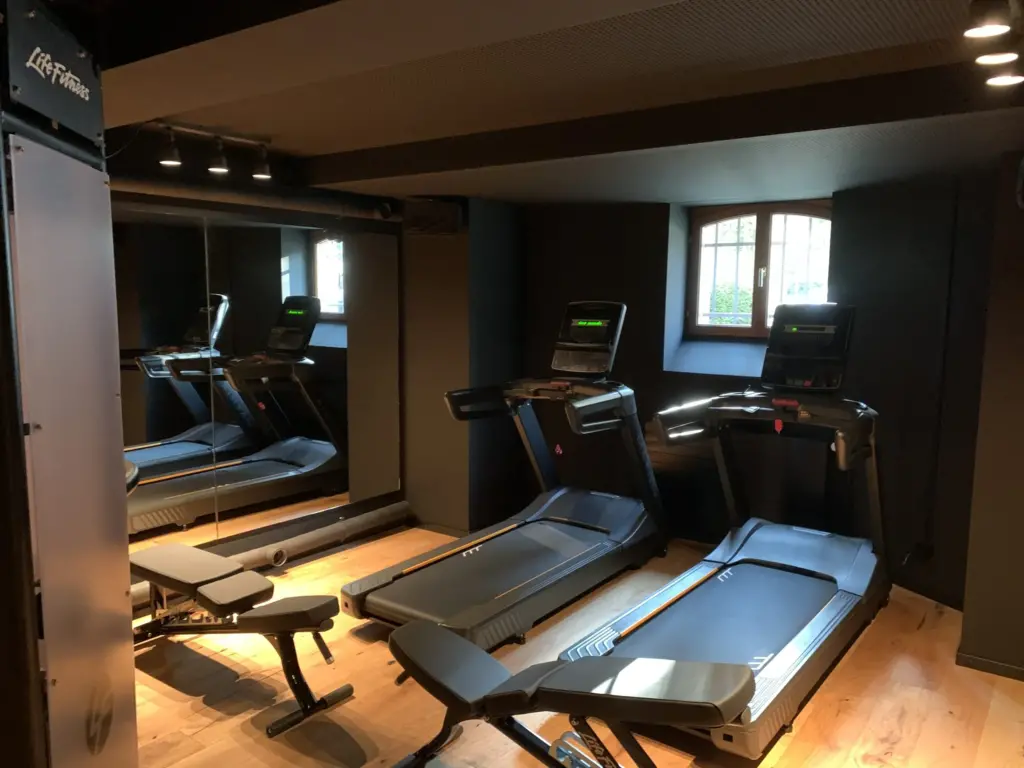 Einzelansicht Gym und Dusche eines unserer neuesten Architekturprojekte in Basel für eine Anwaltskanzlei, umgesetzt von Bloom Studio.