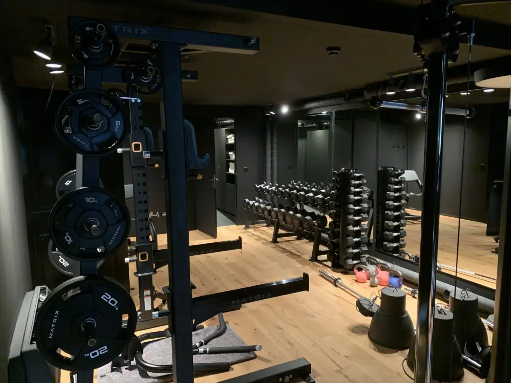 Einzelansicht Gym und Dusche eines unserer neuesten Architekturprojekte in Basel für eine Anwaltskanzlei, umgesetzt von Bloom Studio.