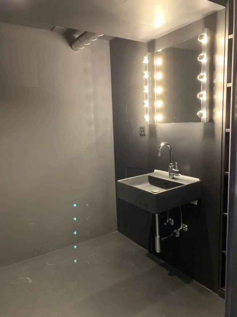 Einzelansicht Gym und Dusche eines unserer neuesten Architekturprojekte in Basel für eine Anwaltskanzlei, umgesetzt von Bloom Studio.
