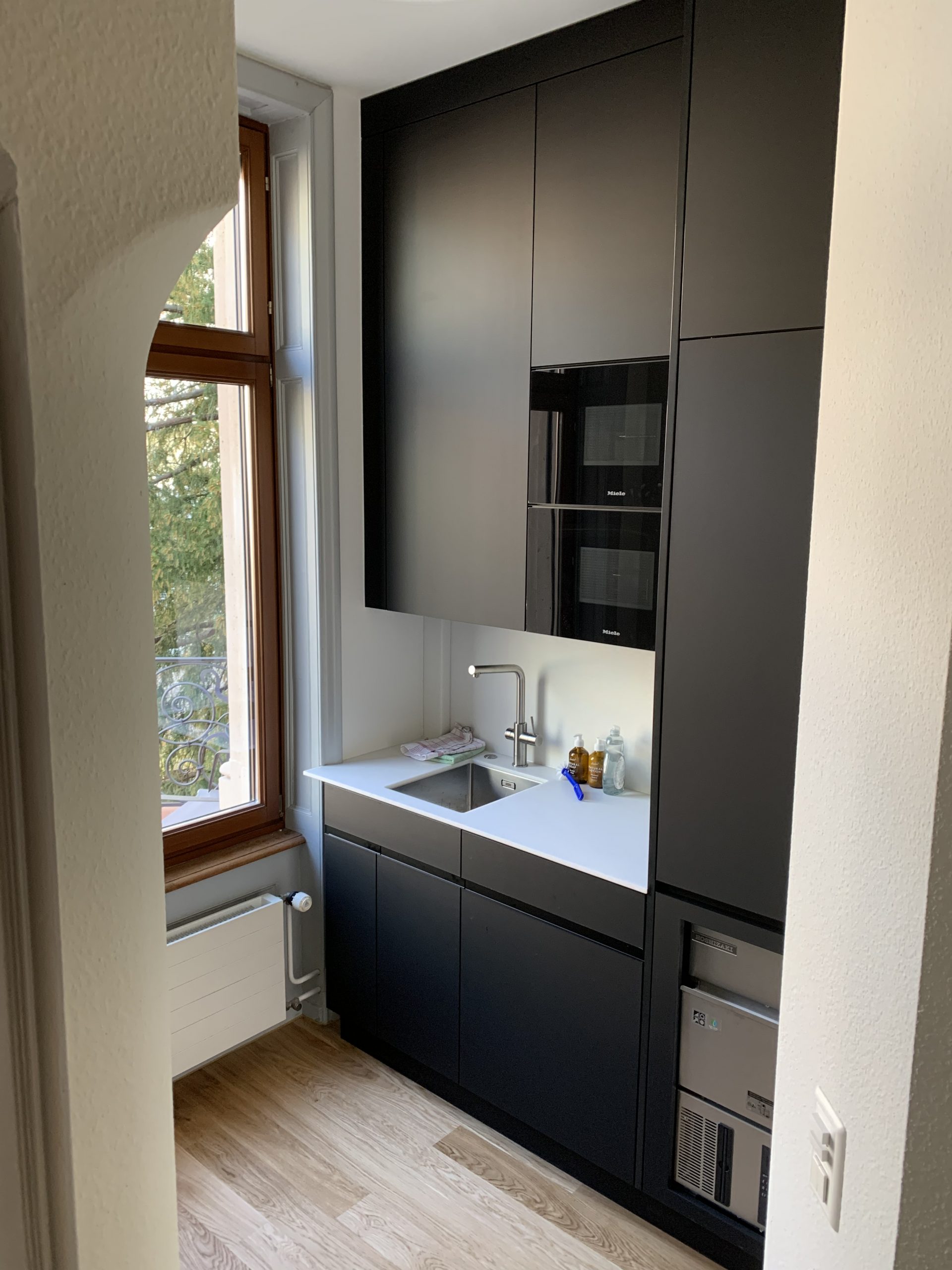 Einzelansicht Küche eines unserer neuesten Architekturprojekte in Basel für eine Anwaltskanzlei, umgesetzt von Bloom Studio.
