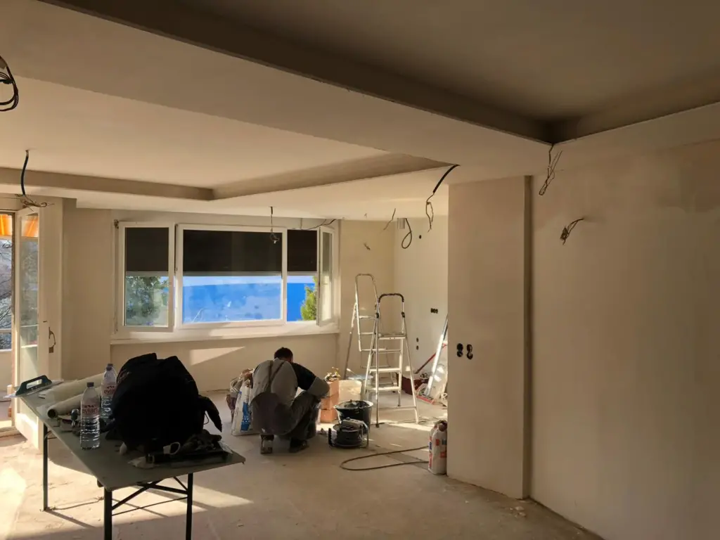 Innenansicht der Umbauarbeiten in Zollikon bei Zürich, bei der man die Arbeiter sieht.