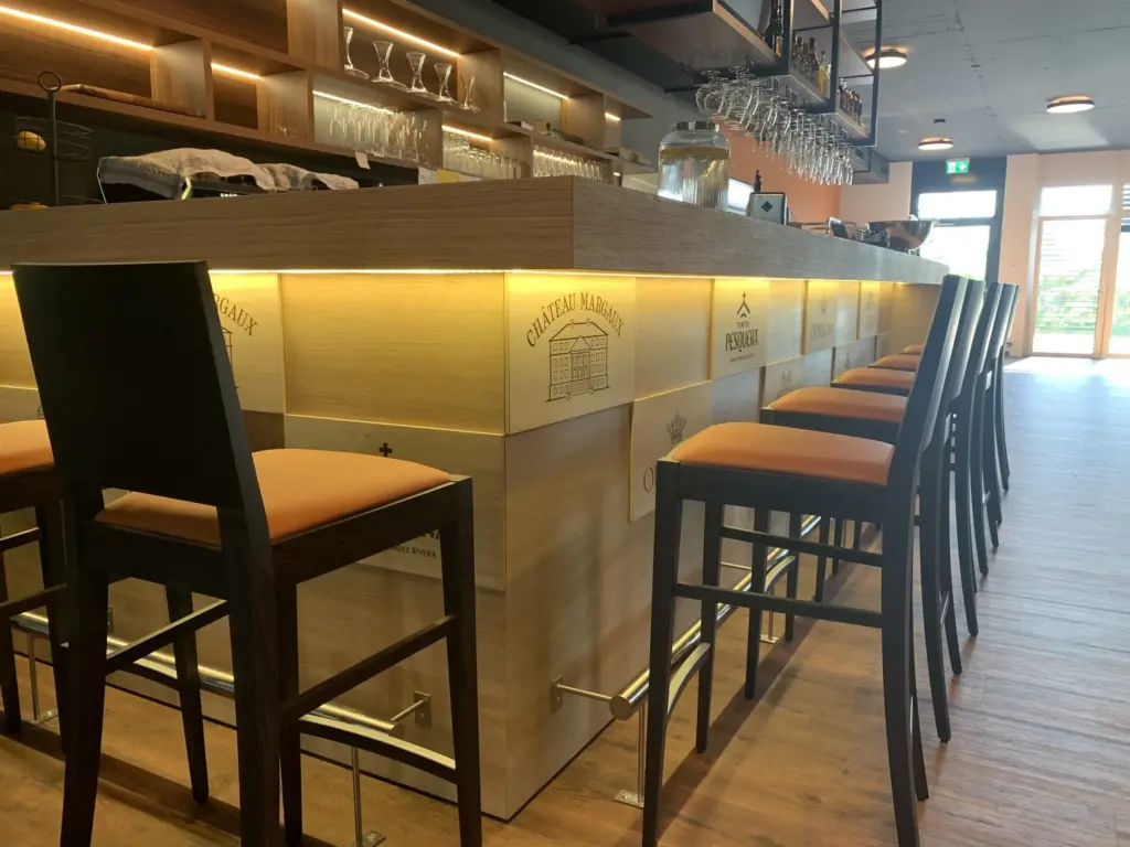 Ansicht der Bartheke Innenarchitektur und Ladenbau für das Restaurant K-One in Dürnten bei Rüti ZH.