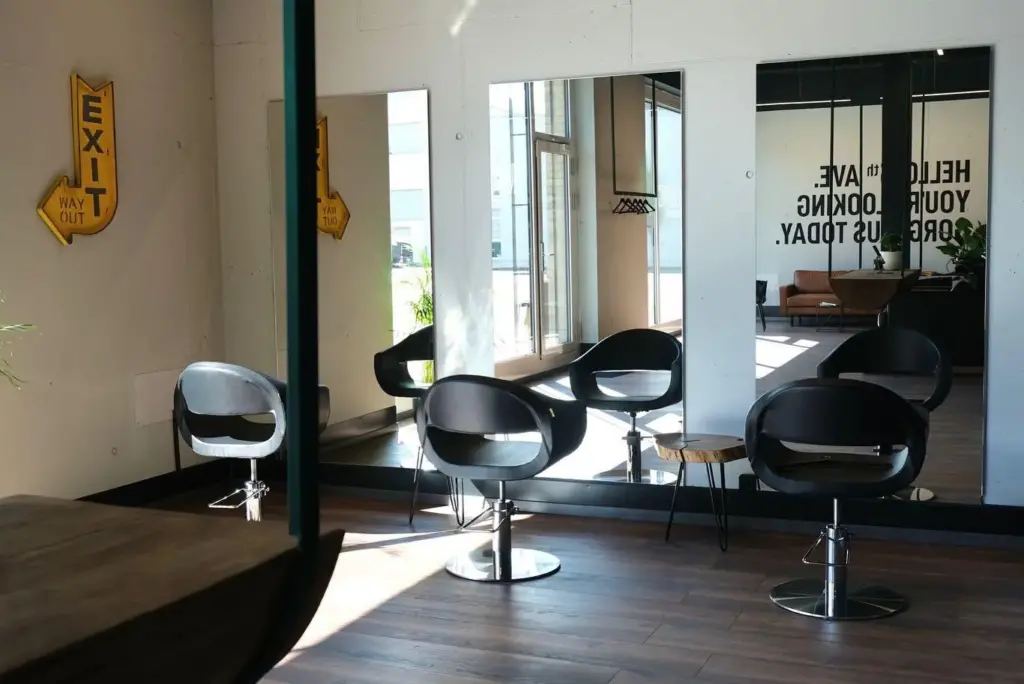 Ansicht der Arbeiten Innenarchitektur und Ladenbau für den Salon von 5th Avenue in Emmen bei Luzern.