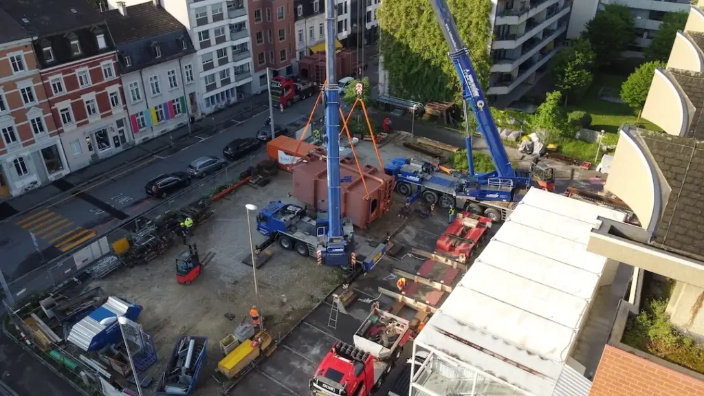 Baustelle mit Kran zwischen Wohnhäusern, aus der Luft fotografiert