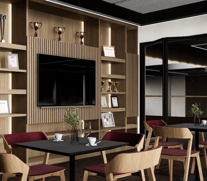 Lounge mit Holzlamellenwand, Pokalvitrine und Grossbildschirm