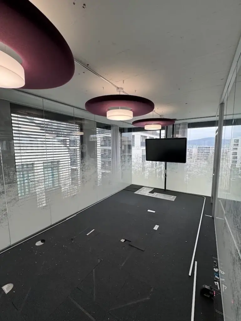 Büroraum im Umbau mit neuen Deckenleuchten und Blick über die Stadt