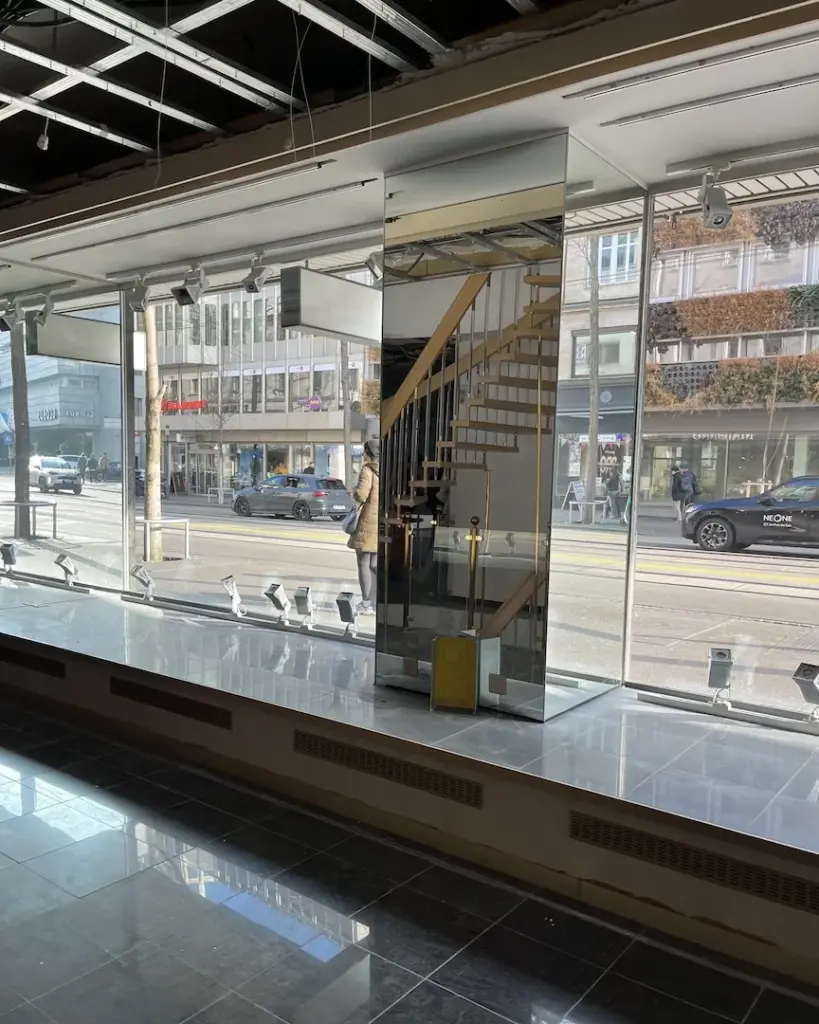 Ladenfront mit raumhoher Verglasung und Blick auf die Strasse