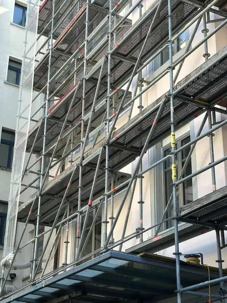 Eingerüstete Fassade des Geschäftshauses während der Sanierung