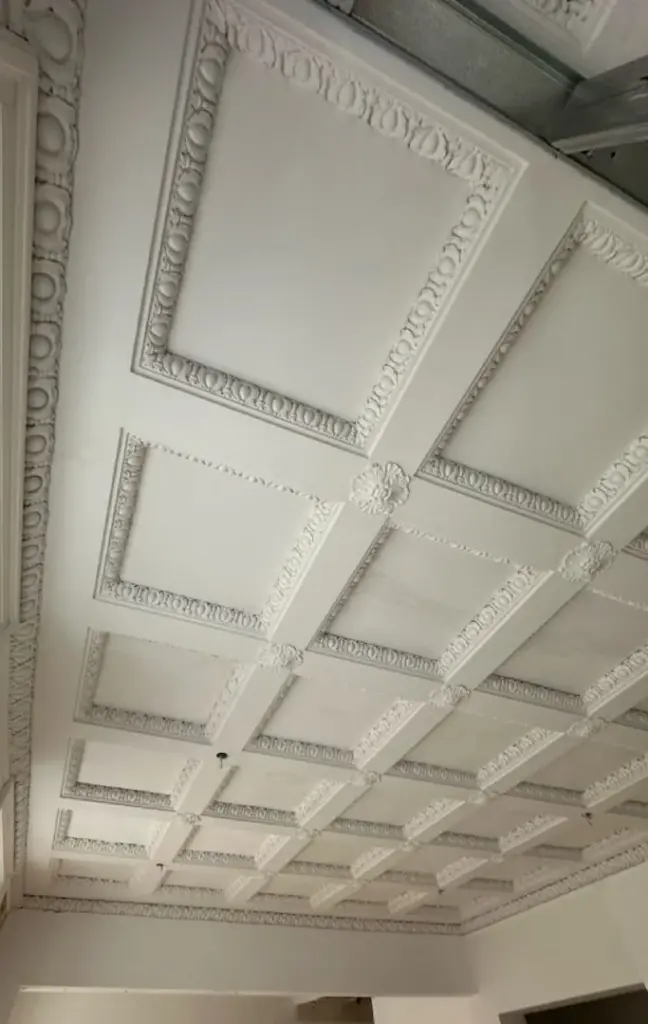 Restaurierte Stuckdecke mit Kassetten und Zierprofilen