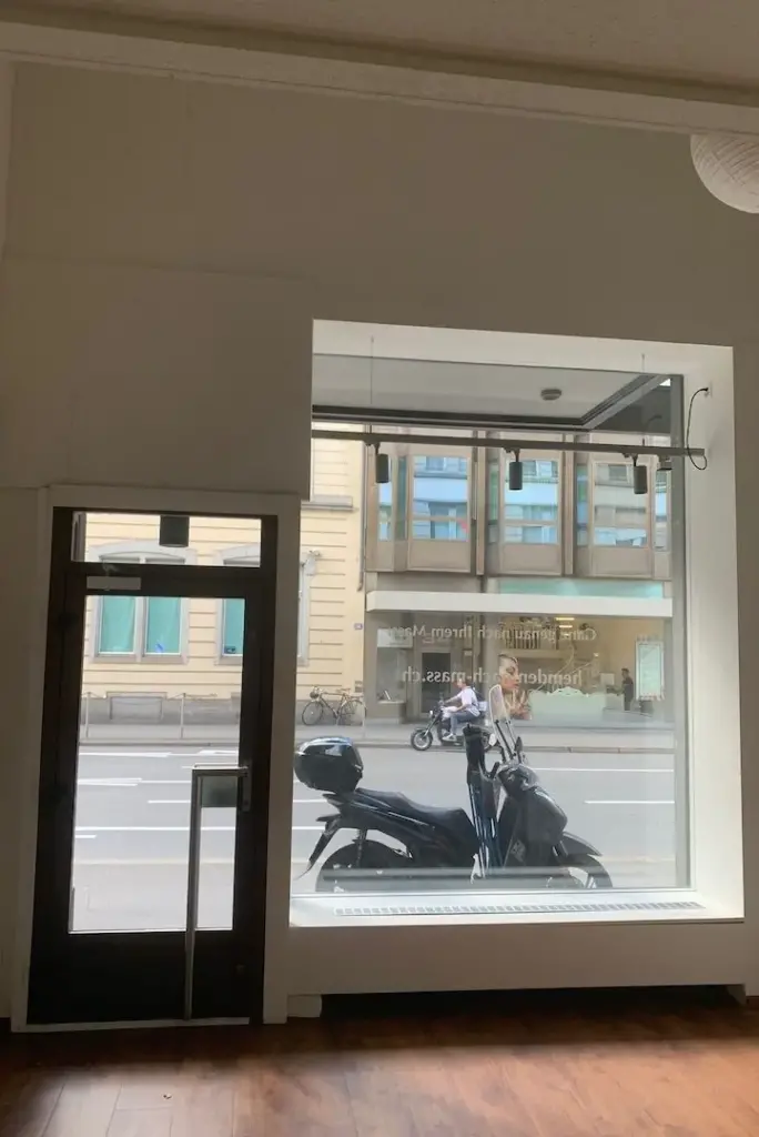 Schaufenster mit Blick auf die Strasse und den Eingangsbereich