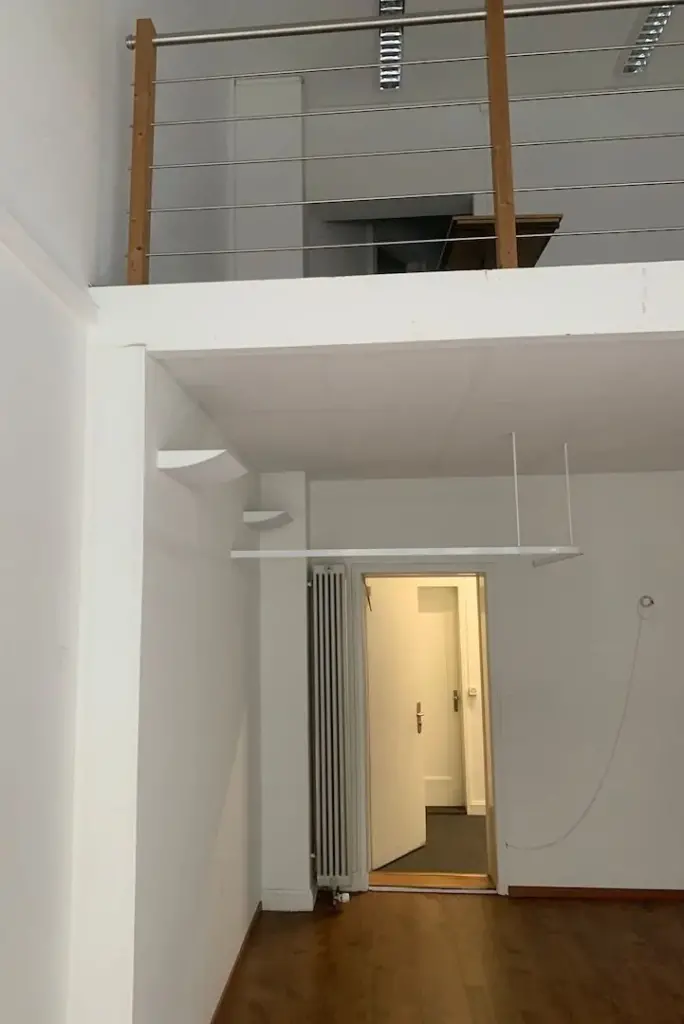 Ladenlokal im Rohbau mit Galerie, Durchgang und offenen Leitungen