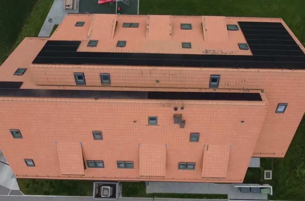 Neu eingedecktes Ziegeldach mit Solarmodulen und Dachflächenfenstern von oben