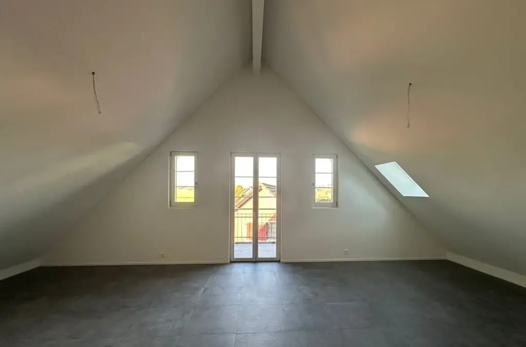 Ausgebautes Dachgeschoss mit Giebelfenstern und offenem Estrich
