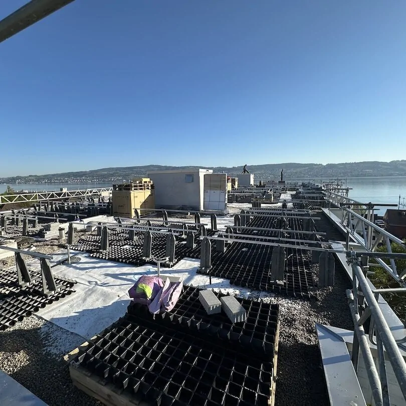 Flachdach mit Bewehrung und Blick auf den Zürichsee während der Sanierung