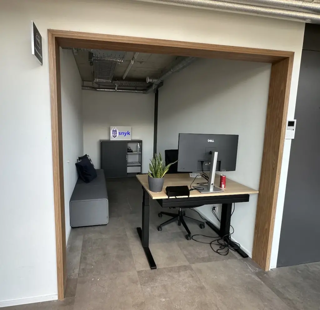 Fertiger Arbeitsplatz in der Nische mit Holzrahmen, Sitzbank und Bildschirm