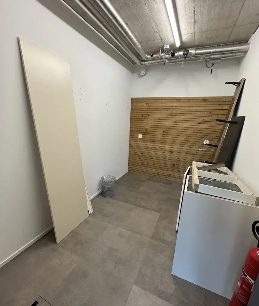 Teeküche vor dem Umbau mit Holzverkleidung und offenen Installationen